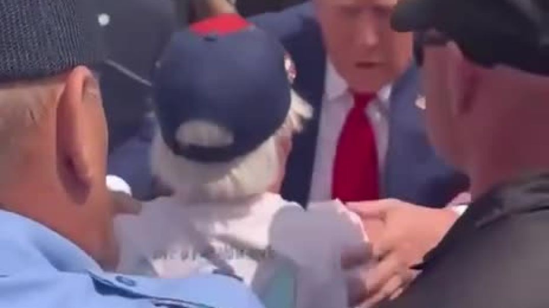 ⁣Trump Leaves the Bulletproof Glass to Assist an Elderly Woman Who Fainted at His Michigan Rally